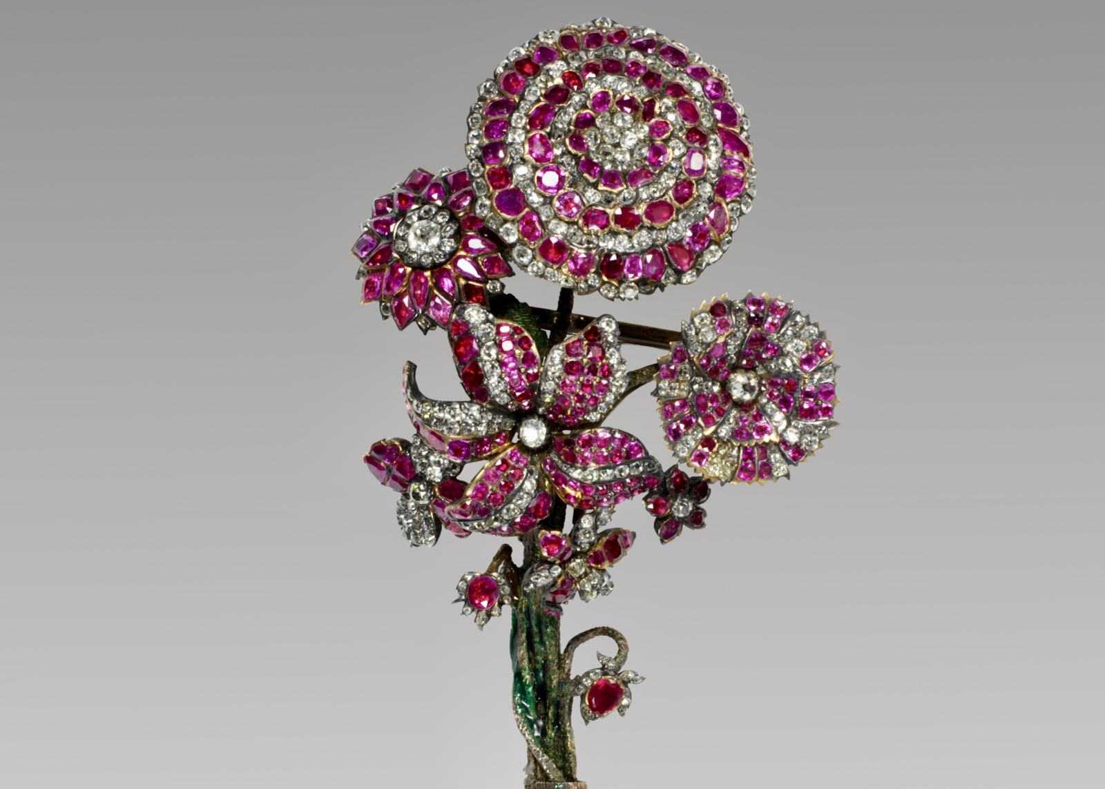 Bouquet de Fleur, Russie. 1750-1770. Rubis, Diamants, Or, Argent et Émail. © Victoria & Albert Museum, Londres. Livre Rubis des éditions Cinabre