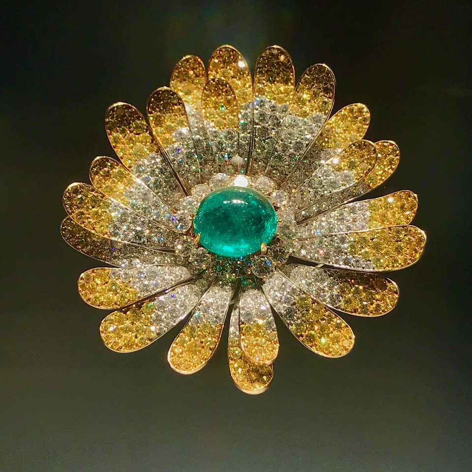 Broche fleur diamants jaunes, diamants et un cabochon d'émeraude. BVLGARI.