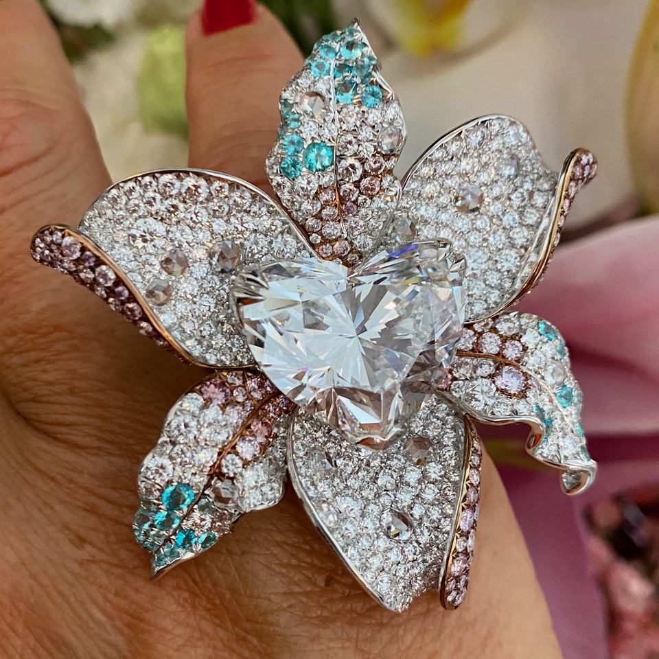 Bague fleur entièrement sertie de diamants. ANNA HU.