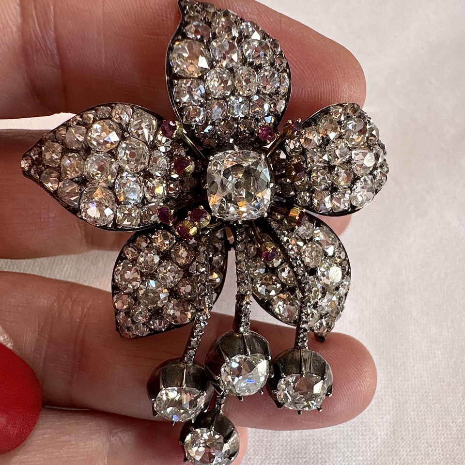 Fleur ornée de diamants taille ancienne.